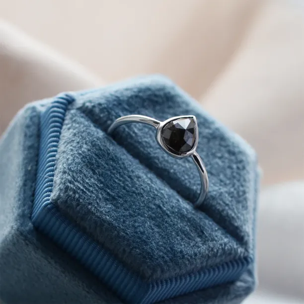 Detail fasetovaného diamantu salt'n'pepper ve tvaru hrušky v prstenu EUFRASIO