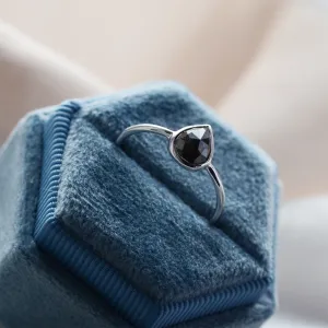 Detail fasetovaného diamantu salt'n'pepper ve tvaru hrušky v prstenu EUFRASIO