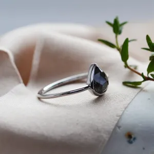 Boční pohled na prsten EUFRASIO s diamantem salt'n'pepper ve tvaru hrušky