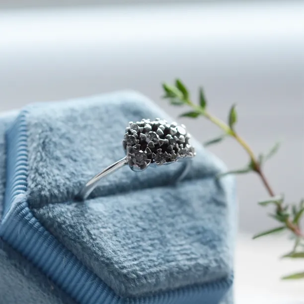 Side view of the SEVERINOS gold cluster ring with salt and pepper diamonds