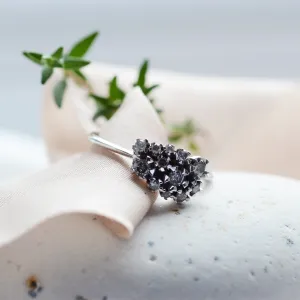 Angled view of the SEVERINOS gold cluster ring with salt and pepper diamonds