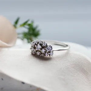 Zlatý cluster prsten s diamanty v šikmém bočním pohledu