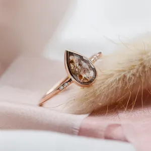 Detailní šikmý pohled na prsten MARANZA s diamantem salt'n'pepper ve tvaru pear