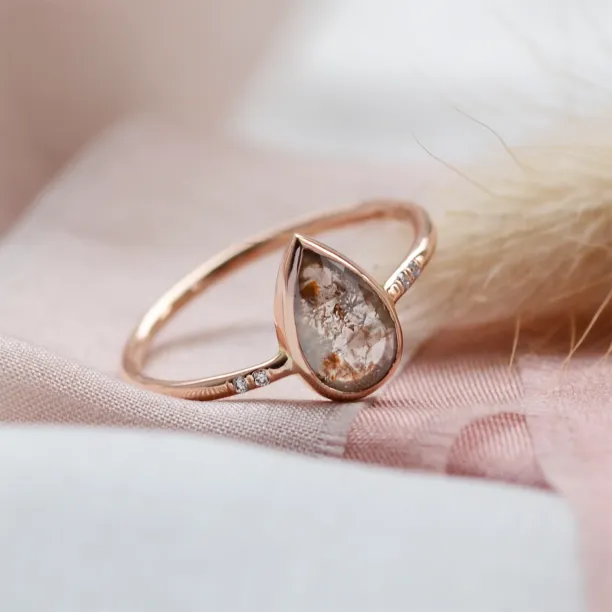 Šikmý pohled na zásnubní prsten MARANZA s bočními diamanty