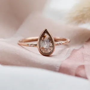 Pohled zepředu na prsten MARANZA s diamantem salt'n'pepper ve tvaru pear