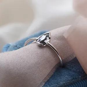 Šikmý pohled na zlatý prsten GARDA se salt'n'pepper diamantem