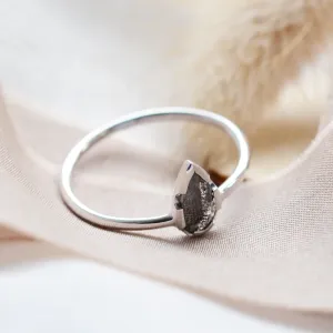 Šikmý pohled na obroučku prstenu GARDA a zasazení salt'n'pepper diamantu