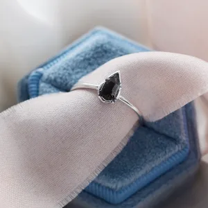 Šikmý pohled na zlatý zásnubní prsten GARDA s diamantem ve tvaru kapky