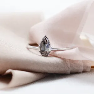 Detailní záběr na zlatý zásnubní prsten GARDA se salt'n'pepper diamantem ve tvaru kapky