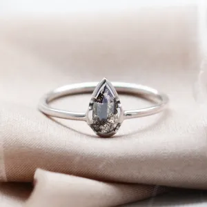 Unusual engagement ring with salt'n'pepper diamond GARDA