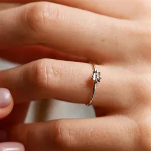 Minimalistický prsten se salt'n'pepper diamantem na prstu