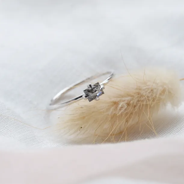 Šikmý pohled na minimalistický prsten se salt'n'pepper diamantem
