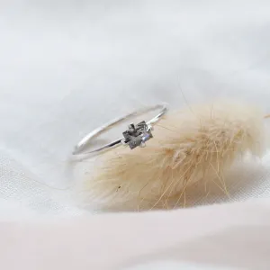 Šikmý pohled na minimalistický prsten se salt'n'pepper diamantem