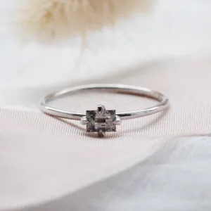 Minimalistický prsten RETTANGOLO se salt'n'pepper diamantem v geometrickém zasazení
