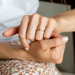 Minimalistický zásnubní prsten se salt'n'pepper diamantem PERA Thumbnail