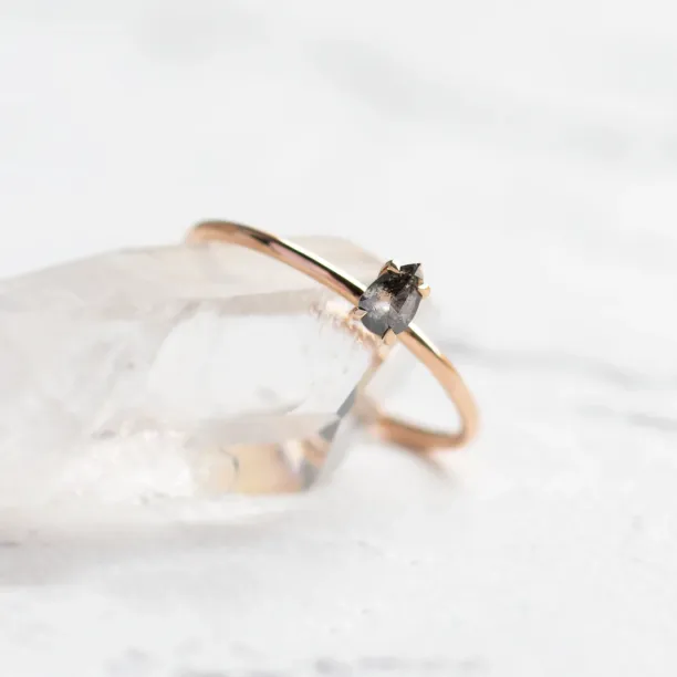 Minimalistický zásnubní prsten se salt'n'pepper diamantem PERA Image