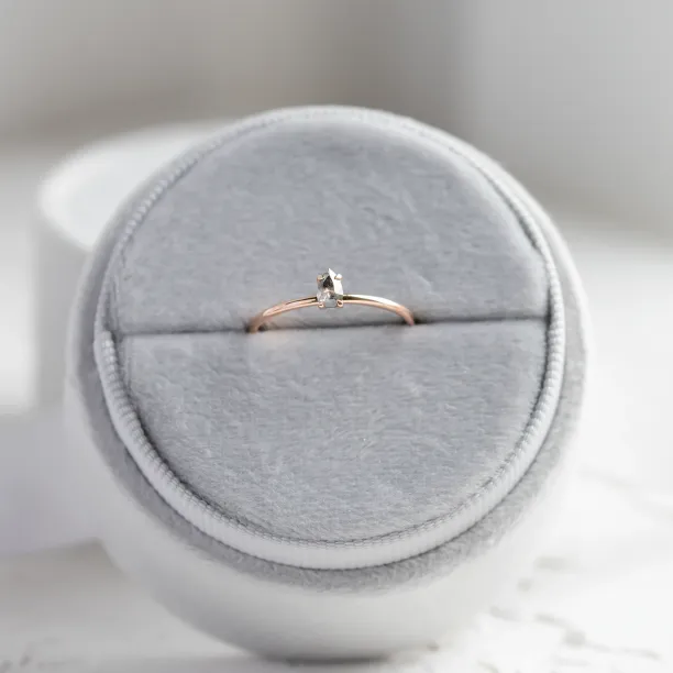 Minimalistický zásnubní prsten se salt'n'pepper diamantem PERA Image