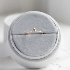 Minimalistický zásnubní prsten se salt'n'pepper diamantem PERA Thumbnail