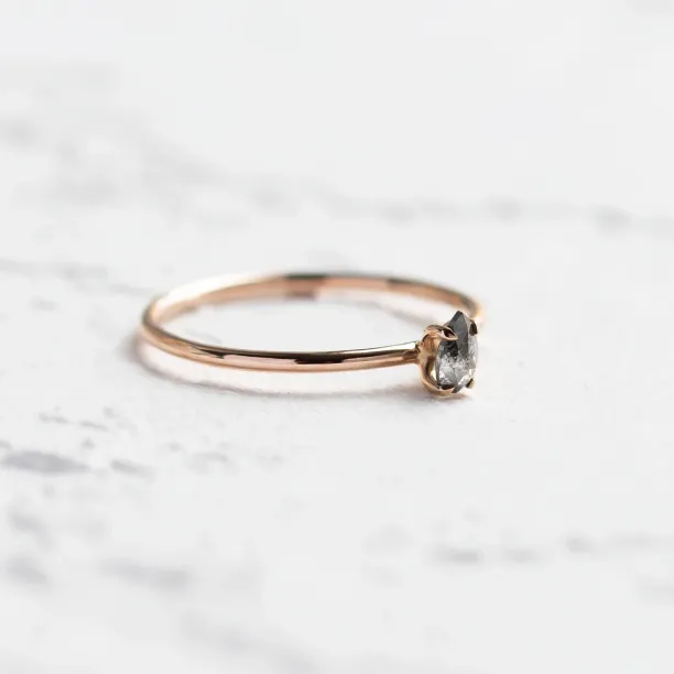 Minimalistický zásnubní prsten se salt'n'pepper diamantem PERA Image