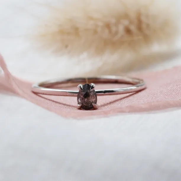 Minimalistický zásnubní prsten se salt'n'pepper diamantem PERA Image