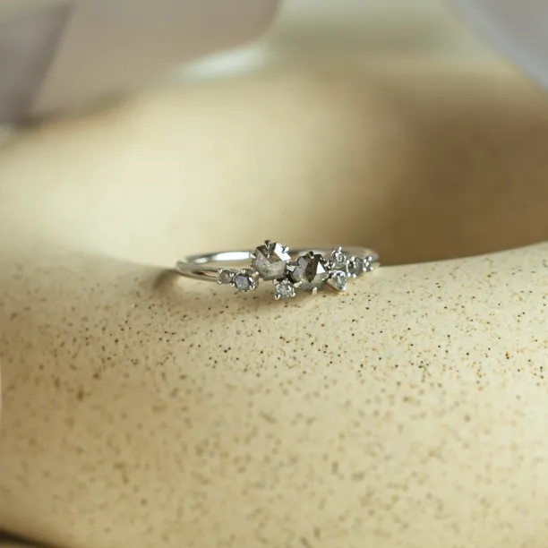 Šikmý pohled na zlatý cluster prsten CLARINA se salt'n'pepper diamanty