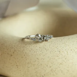 Šikmý pohled na zlatý cluster prsten CLARINA se salt'n'pepper diamanty