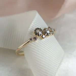 Detail hexagon salt'n'pepper diamantů na zlatém prstenu CLARINA