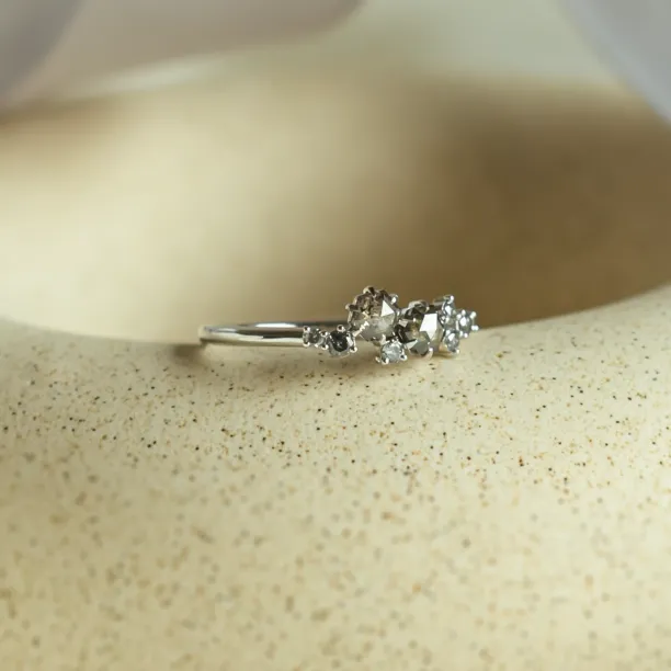 Boční pohled na zlatý cluster prsten CLARINA se salt'n'pepper diamanty
