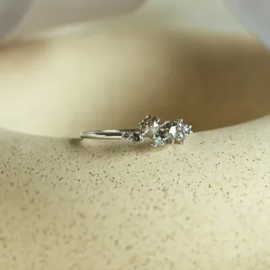 Boční pohled na zlatý cluster prsten CLARINA se salt'n'pepper diamanty