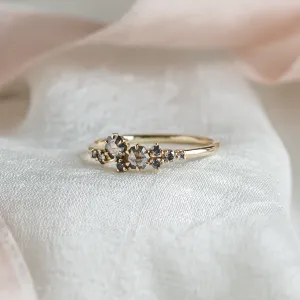 Detailní záběr na zlatý cluster prsten CLARINA s diamanty salt'n'pepper