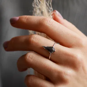 Detail zásnubního prstenu KELLIS s diamantem salt'n'pepper na prstu