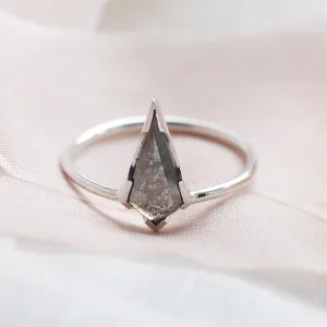 Detailní pohled na zásnubní prsten KELLIS s diamantem salt'n'pepper