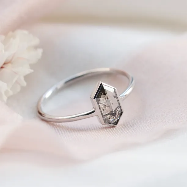 Minimalist engagement ring with salt'n'pepper diamond ELLIOT Image