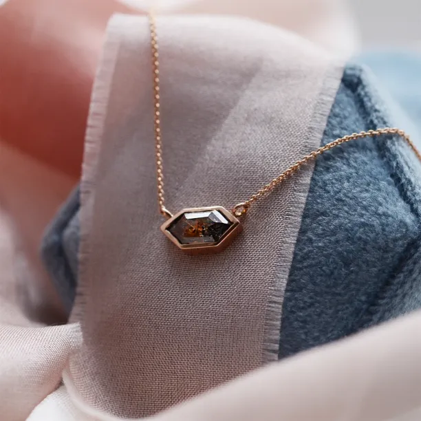 Zlatý náhrdelník s hexagon salt and pepper diamantem PERTH
