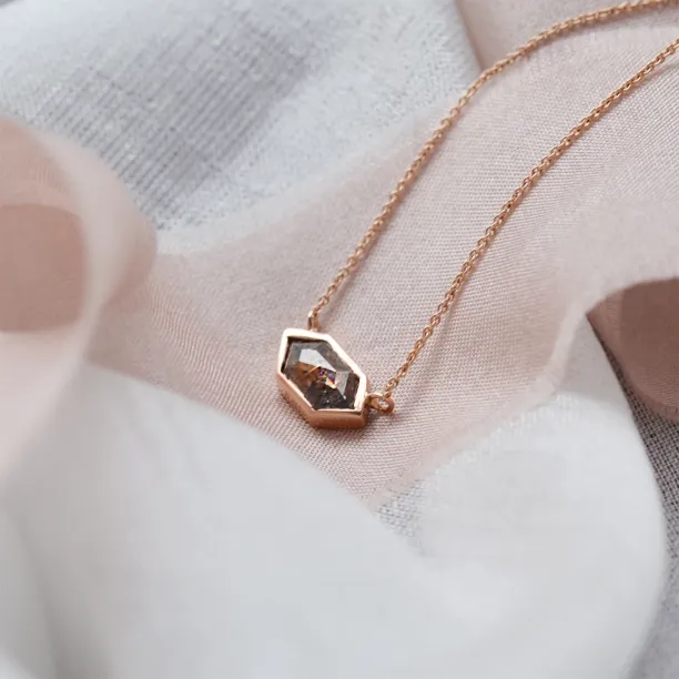 Zlatý náhrdelník s hexagon salt and pepper diamantem PERTH
