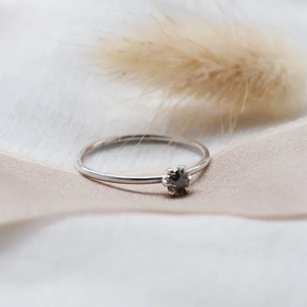 Minimalist salt and pepper diamond ring ELLAX Image