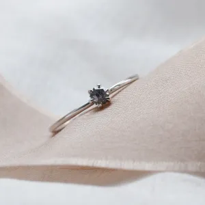 Minimalist salt and pepper diamond ring ELLAX Thumbnail