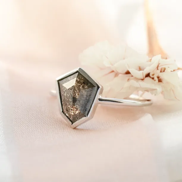 Zlatý prsten s hexagon salt and pepper diamantem CIARO Image