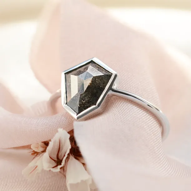 Zlatý prsten s hexagon salt and pepper diamantem CIARO Image
