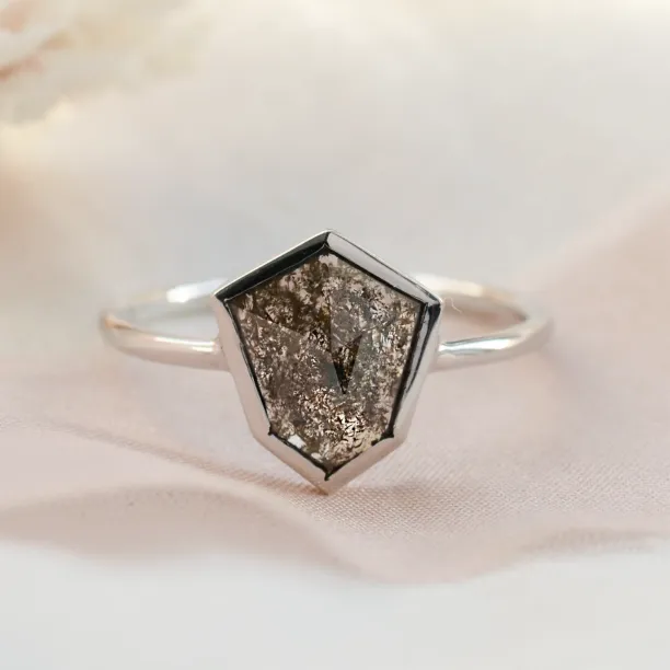 Zlatý prsten s hexagon salt and pepper diamantem CIARO Image