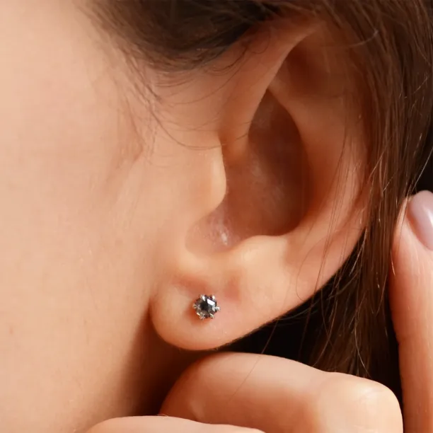Náušnice pecka STELLEX s hexagon salt and pepper diamantem na uchu