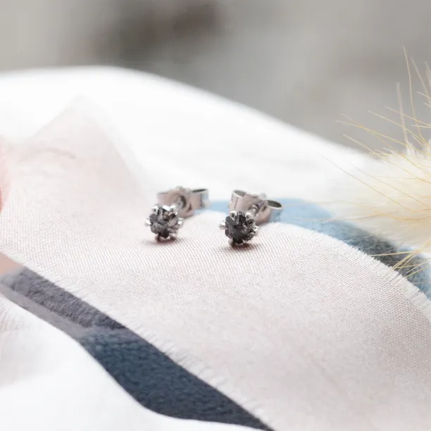 Šikmý pohled na náušnice pecky STELLEX s hexagon salt and pepper diamanty