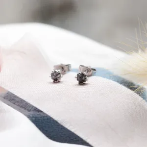 Šikmý pohled na náušnice pecky STELLEX s hexagon salt and pepper diamanty