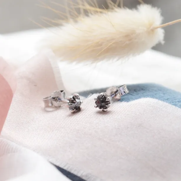 Šikmý detail náušnic pecek STELLEX s hexagon salt and pepper diamanty