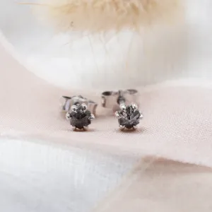 Přední pohled na pár náušnic pecek STELLEX s hexagon salt and pepper diamanty