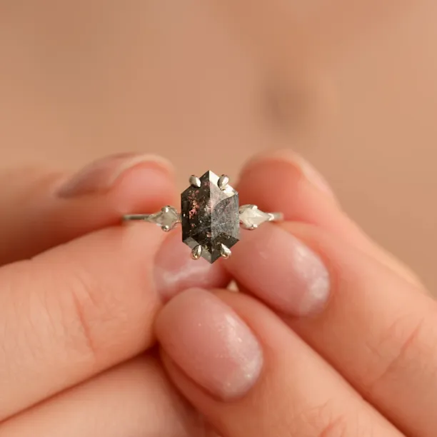 Zásnubní prsten CARLO s hexagon salt´n´pepper diamantem držený mezi prsty