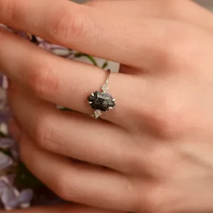 Zásnubní prsten CARLO s hexagon salt´n´pepper diamantem na ruce