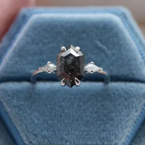 Detail zásnubního prstenu CARLO z bílého zlata s hexagon salt´n´pepper diamantem