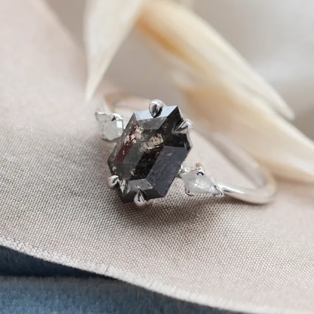 Zásnubní prsten CARLO s hexagon salt´n´pepper diamantem v šikmém pohledu