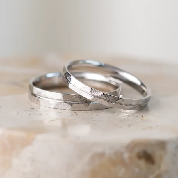 Elegant hammered wedding rings with line LADO Image
